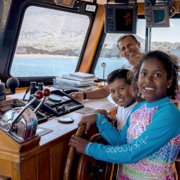 Naveducando students learning to pilot a boat